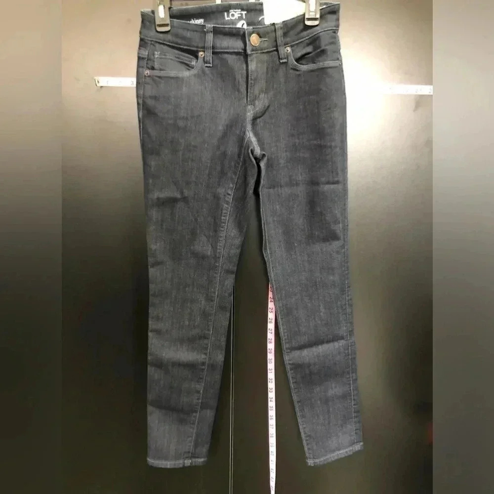 LOFT Curvy Skinny Sits low on waist, 5 pocket, belt loop jeans, black